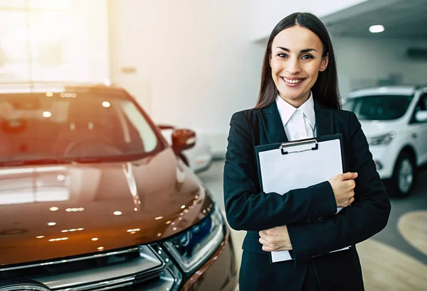 Portrait Cheerful Smiling Businesswoman Suit Standing Holding Documents Standing Dealership — Stock Photo, Image