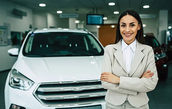 Beautiful Smiling Saleswoman Suit Standing Crossed Arms Dealership Cars Background — Stock Photo, Image