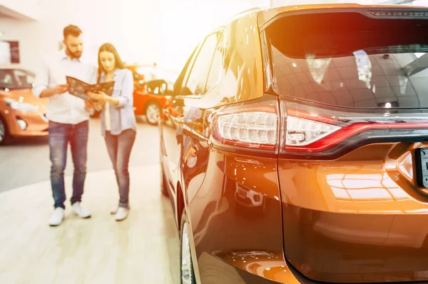 Happy Young Couple Choosing Buying New Car Visiting Dealership — Stock Photo, Image