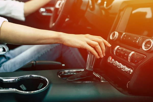 Mujer Sentada Coche Moderno Vista Interior Del Coche — Foto de Stock