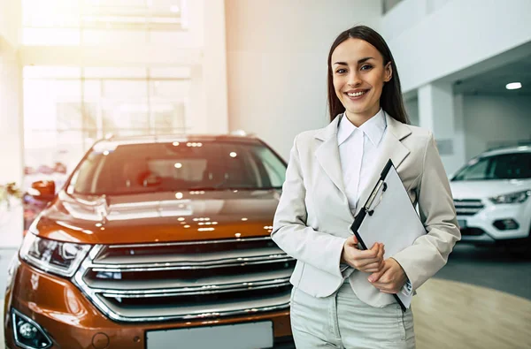 Beautiful Smiling Saleswoman Suit Standing Documents Dealership Cars Background — Stock Photo, Image