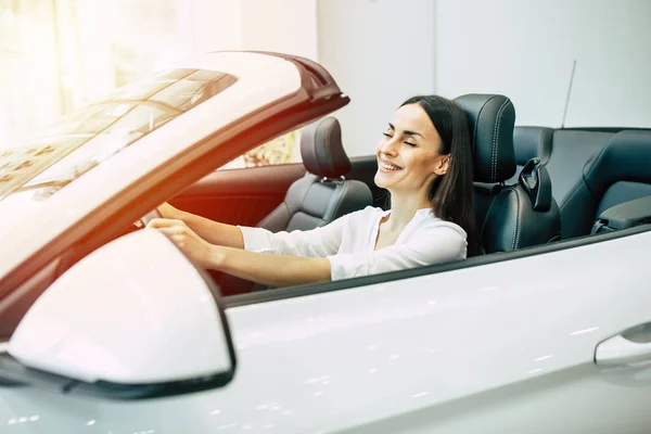 Sorrindo Bela Mulher Dirigindo Novo Carro Moderno — Fotografia de Stock
