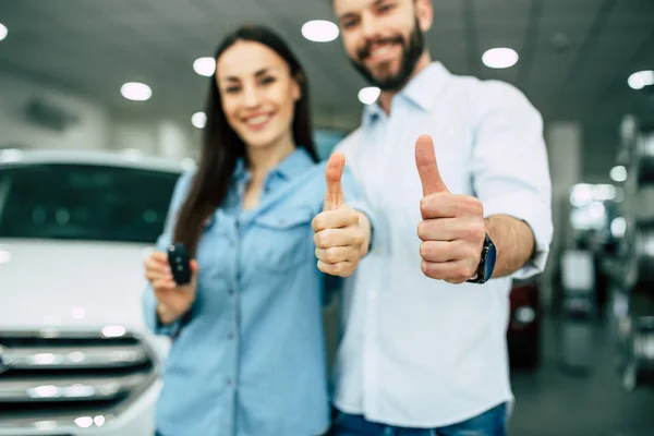 Glückliches Junges Paar Freizeitkleidung Steht Neben Neuwagen Autohaus Und Zeigt — Stockfoto