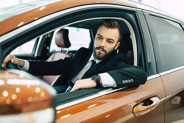 Buena Cómoda Rueda Hombre Seguro Inspeccionar Diseño Del Coche Compra —  Fotos de Stock