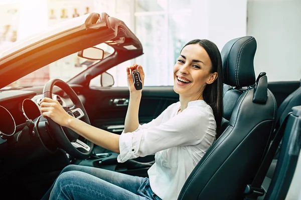 Πορτρέτο Του Χαμογελώντας Όμορφη Γυναίκα Οδήγηση Νέο Σύγχρονο Αυτοκίνητο Και — Φωτογραφία Αρχείου