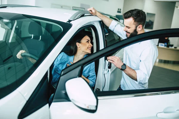 Mulher Feliz Sentada Carro Novo Homem Dando Sua Chave Concessionária — Fotografia de Stock