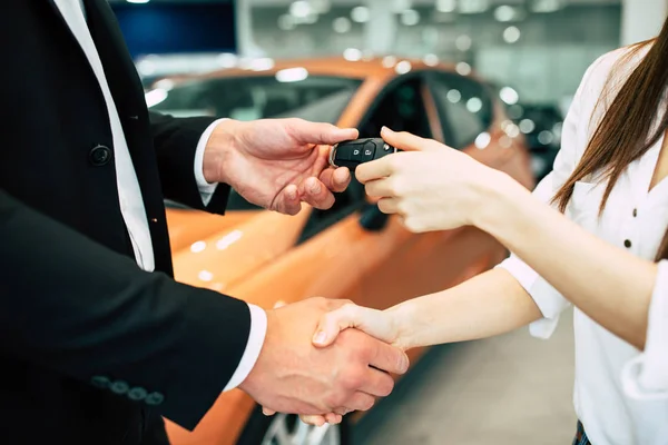 Mulher Que Recebe Chave Carro Novo Vendedor Concessionária Perto Mãos — Fotografia de Stock