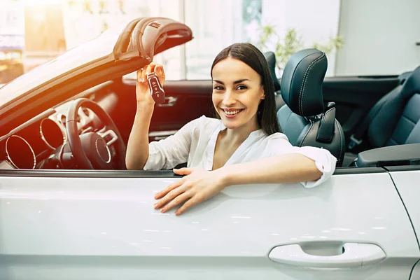 Retrato Mulher Feliz Sentado Carro Moderno Branco Segurando Chave — Fotografia de Stock