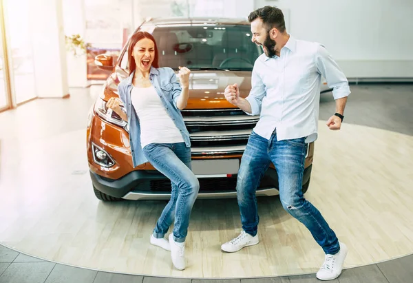 Gelukkige Jonge Paar Vrijetijdskleding Dansen Buurt Van Nieuwe Auto Dealer — Stockfoto