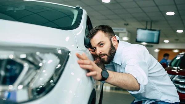 Lycklig Leende Man Kontrollera Huven Bil Återförsäljaravtalet — Stockfoto