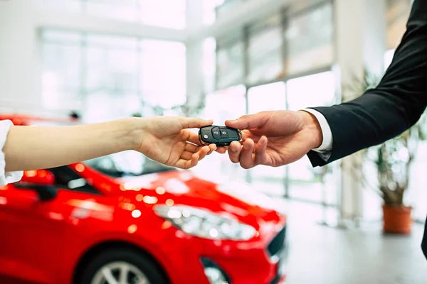 Mulher Que Recebe Chave Carro Novo Vendedor Concessionária Close Mãos — Fotografia de Stock