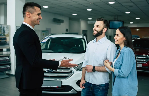 Car Salesman Dealership Telling Young Customers Stock Store Buying Car — Stock Photo, Image