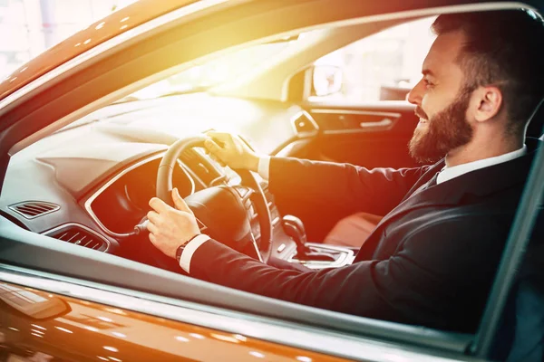 Roda Boa Confortável Homem Confiante Inspecionando Projeto Carro Comprando Concessionária — Fotografia de Stock