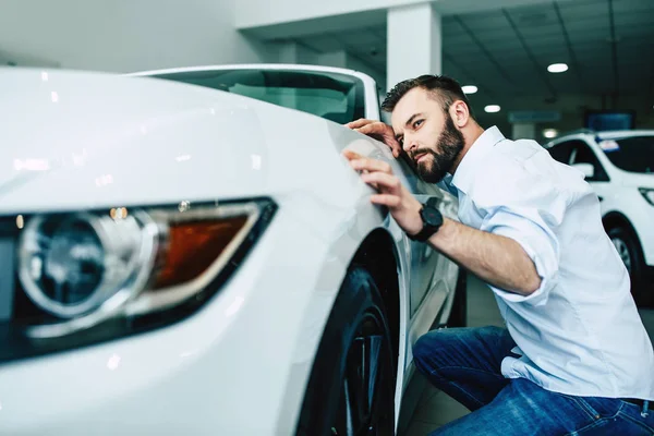 Hombre Seguro Elegir Coche Concesionaria —  Fotos de Stock