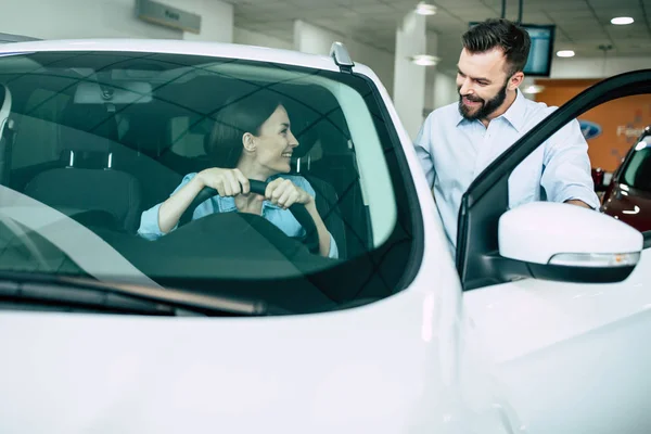 Mujer Feliz Sentado Coche Nuevo Hombre Pie Concesionaria Compra Concepto —  Fotos de Stock