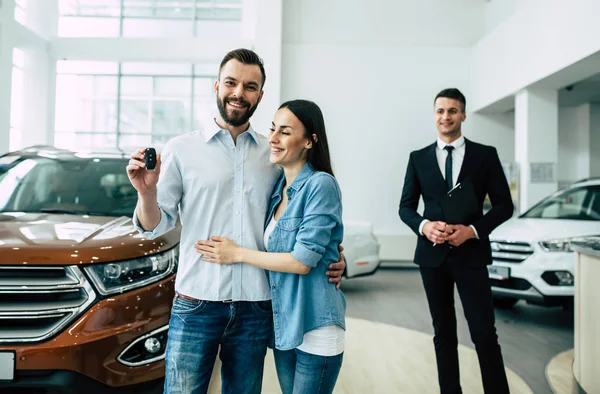 Happy Young Family Standing Car Key Dealership Male Manager Car — Stock Photo, Image