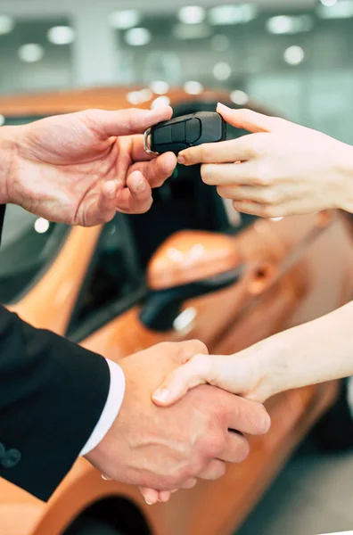 Mulher Que Recebe Chave Carro Novo Vendedor Concessionária Perto Mãos — Fotografia de Stock