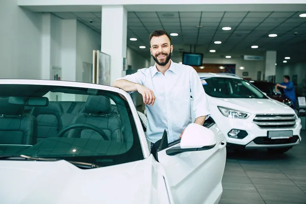 Hombre Seguro Elegir Coche Concesionaria —  Fotos de Stock