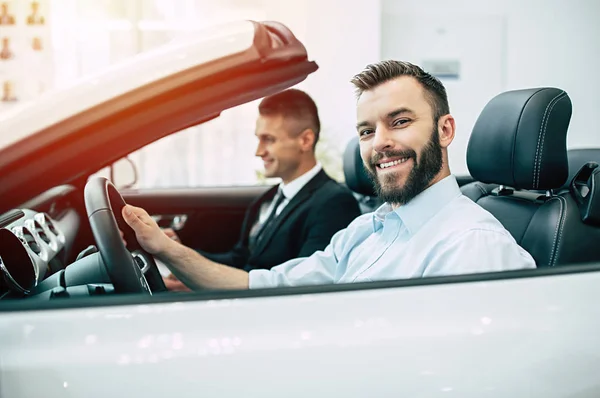 Dois Homens Bonitos Sentados Novo Cabriolet Concessionária Vista Lateral — Fotografia de Stock