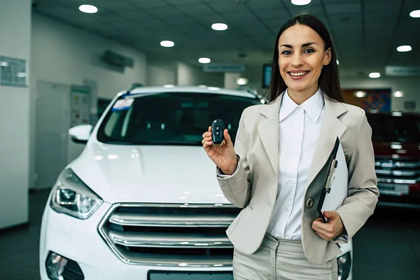 Beautiful Smiling Saleswoman Suit Standing Documents Key Dealership Cars Background — Stock Photo, Image