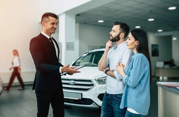 Stok deposunda genç müşteriler sözünü Bayilik araba satıcısı