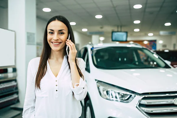 Portrait Happy Woman Standing Background New Modern Car Dealership Talking — Stock Photo, Image