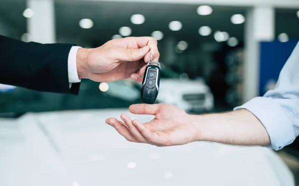 Mężczyzn Drżenie Rąk Dając Klucze Samochodowe Tle Dealerskiej Samochodów — Zdjęcie stockowe