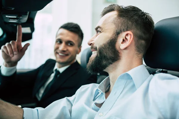 Dos Hombres Guapos Sentados Cabriolet Nuevo Concesionaria Vista Lateral —  Fotos de Stock