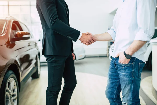 Männliche Berater Und Kunde Geben Händchen Stehen Autohaus Auf Autos — Stockfoto