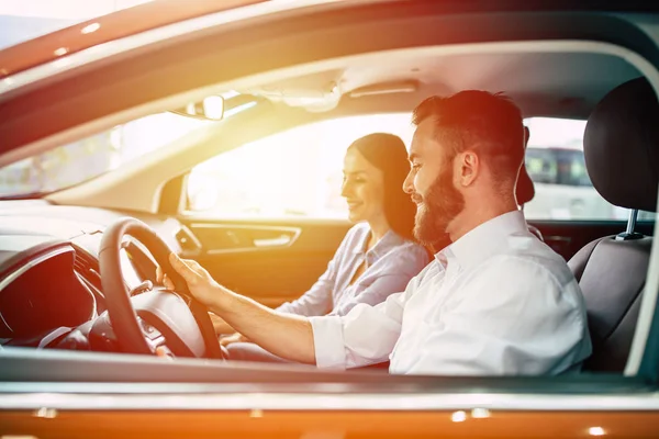 Dupla Exposição Foto Casal Feliz Dirigindo Carro Novo — Fotografia de Stock