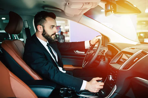 Hombre Guapo Confianza Traje Coche Conducción —  Fotos de Stock