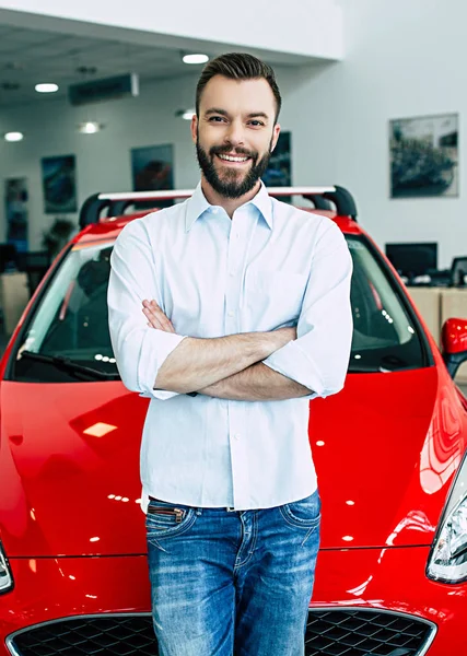 yakışıklı adam ayakta Bayilik, yeni modern arabaya yakınındaki gülümseyen araba konsepti satın alma