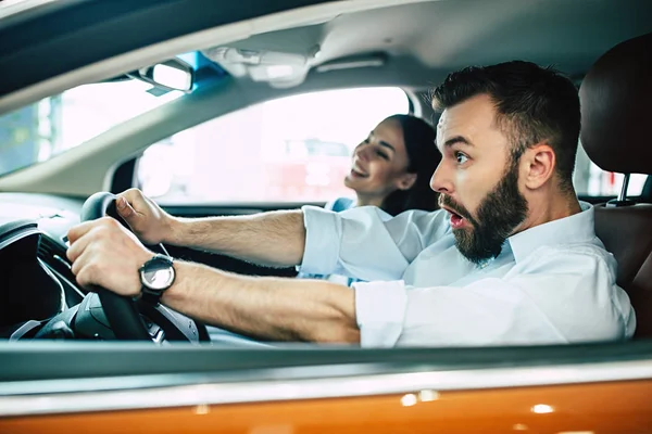 Young Happy Couple Driving New Car — Stock Photo, Image