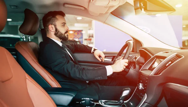 Hombre Guapo Confianza Traje Coche Conducción —  Fotos de Stock