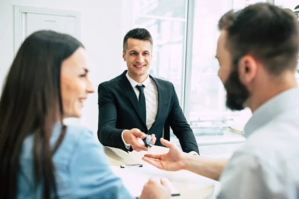 Operación Pago Personas Sentadas Escritorio Firmando Contrato — Foto de Stock