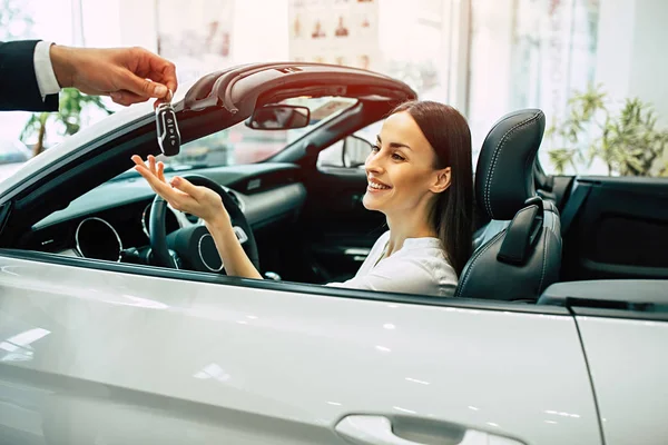 Beautiful Woman Receiving Key New Car Salesman Dealership — Stock Photo, Image