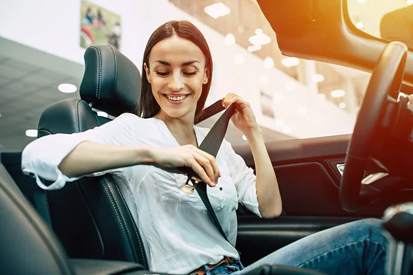 Beautiful Young Woman Smiling Sitting New Modern Car — Stock Photo, Image