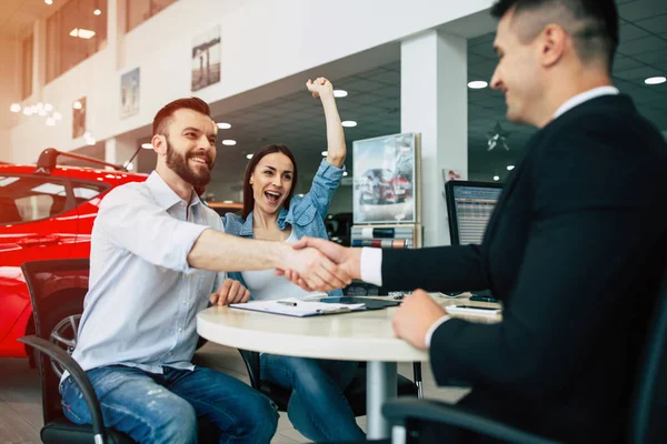 Ödeme işlemi, resepsiyon ve erkekler tokalaşırken oturan insanlar