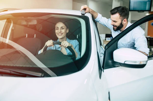 Happy Woman Sitting New Car Man Standing Dealership Buying Car — Stock Photo, Image