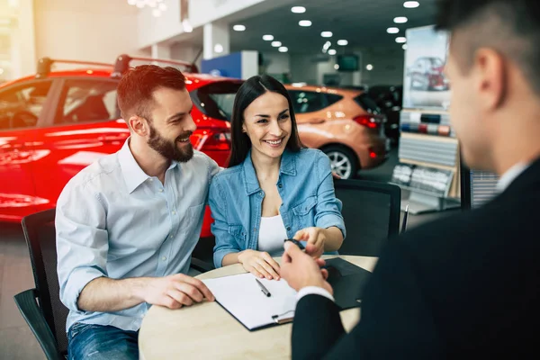 Gerente Masculino Dando Chave Carro Para Casal Feliz Sentado Mesa — Fotografia de Stock