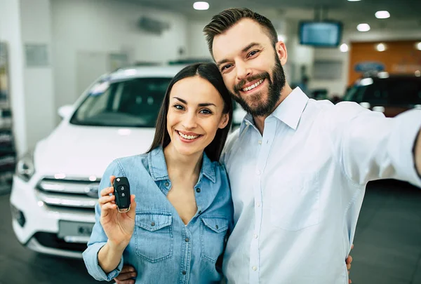 Happy Young Couple Casual Wear Standing New Car Dealership Showing — Stock Photo, Image