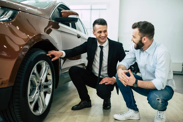 Male Consultant Customer Checking Car Details Dealership — Stock Photo, Image
