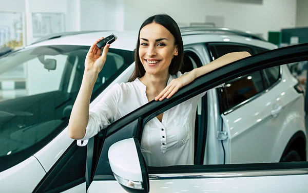 Portrait Happy Woman Standing New Modern Car Dealership Holding Key — Stock Photo, Image