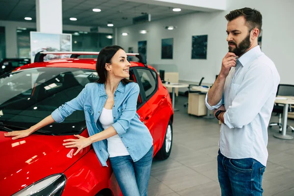 Wanita Bahagia Menunjukkan Mobil Baru Untuk Suaminya Dealer — Stok Foto