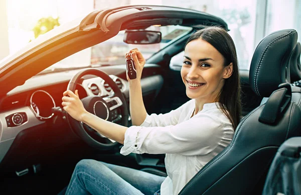 Portrait Sourire Belle Femme Conduisant Une Nouvelle Voiture Moderne Montrant — Photo