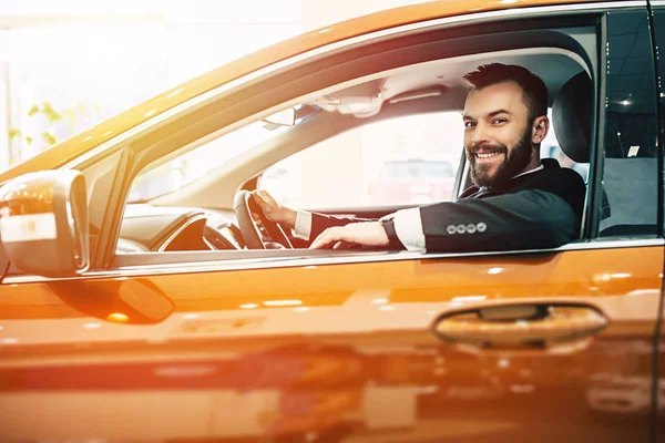 İyi ve rahat tekerlek. Kendine güvenen adam araba tasarımı otomobil Bayii alış teftiş