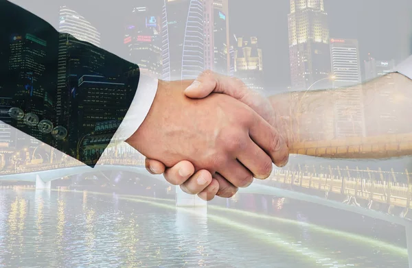 Handshake Två Affärsmän Med Stadsbilden Bakgrund — Stockfoto