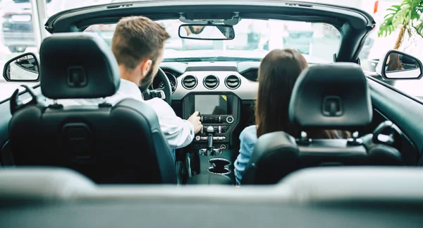 mutlu çift yeni Bayilik, araba konsepti seçme dikiz, arabada oturan