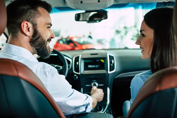 Yeni araba, dikiz sürüş genç mutlu çift