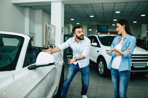 Mutlu bir adam gösteren yeni araba bayilik onun kadın